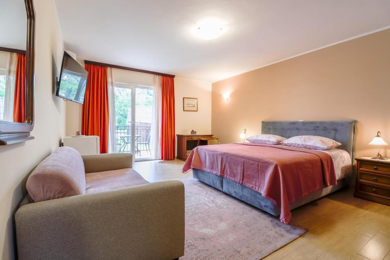 Bed & Breakfast Kastel Žbandaj Exteriör bild
