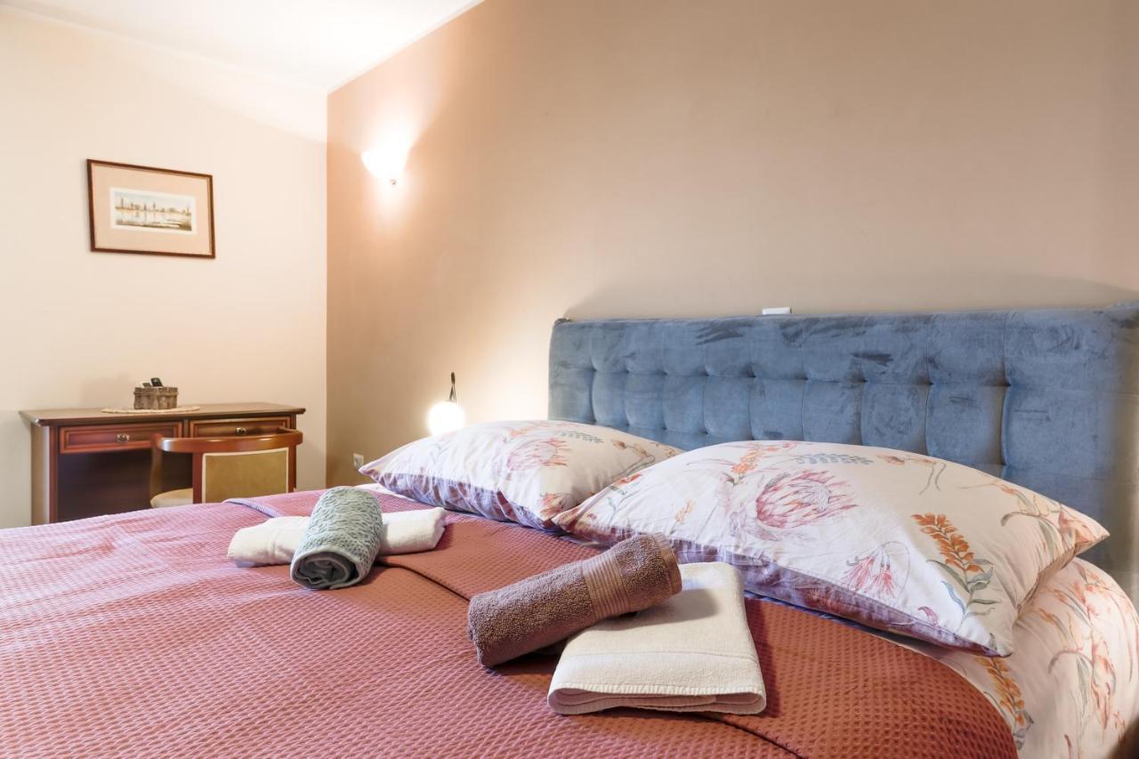 Bed & Breakfast Kastel Žbandaj Exteriör bild