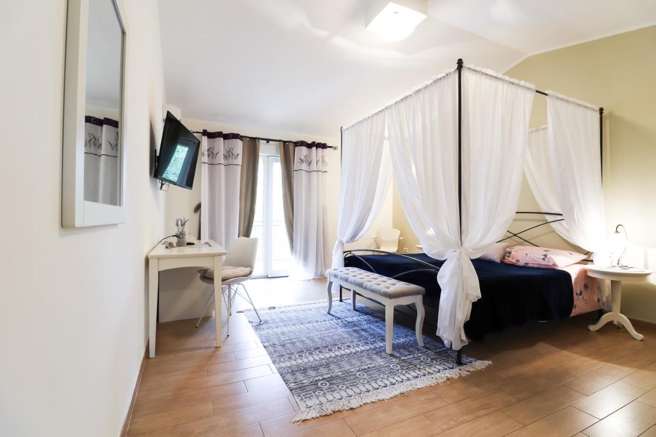 Bed & Breakfast Kastel Žbandaj Exteriör bild
