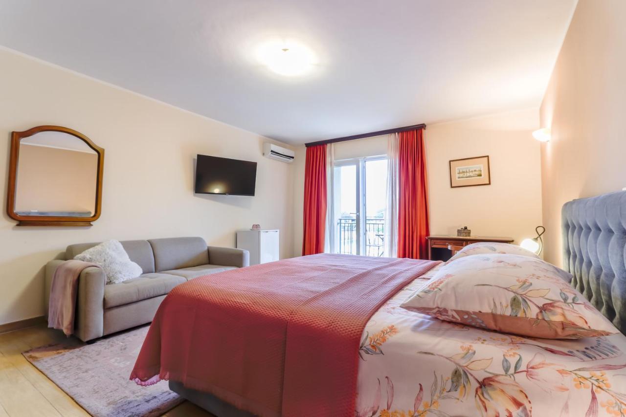 Bed & Breakfast Kastel Žbandaj Exteriör bild