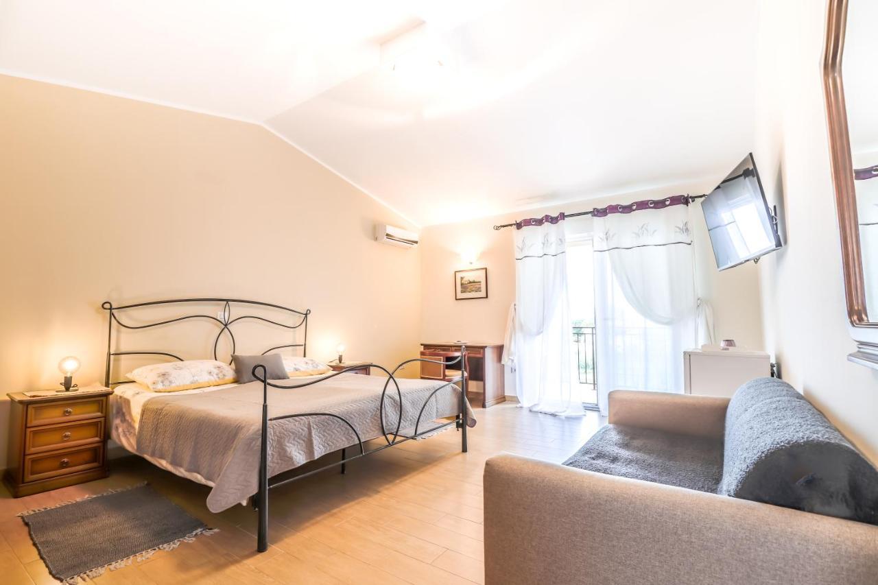 Bed & Breakfast Kastel Žbandaj Exteriör bild