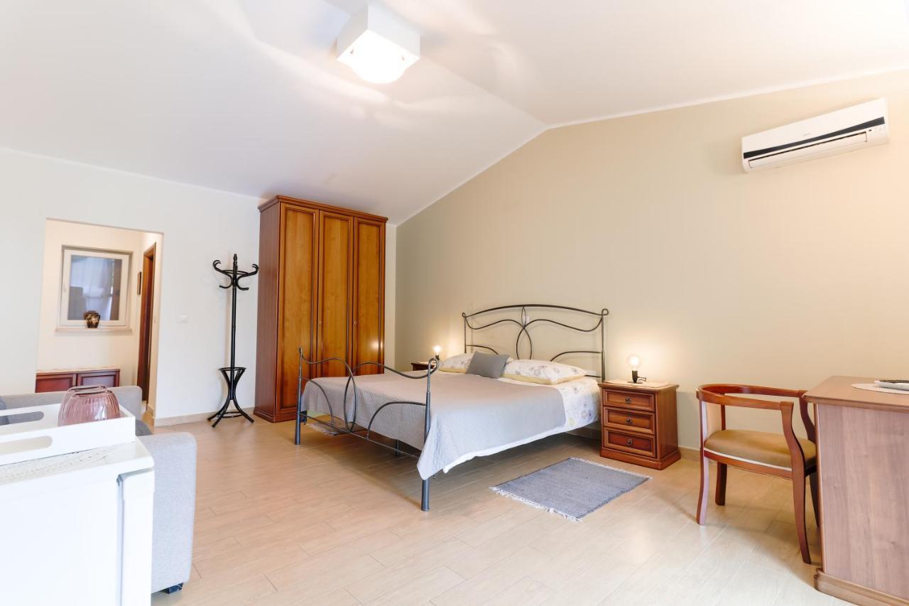 Bed & Breakfast Kastel Žbandaj Exteriör bild