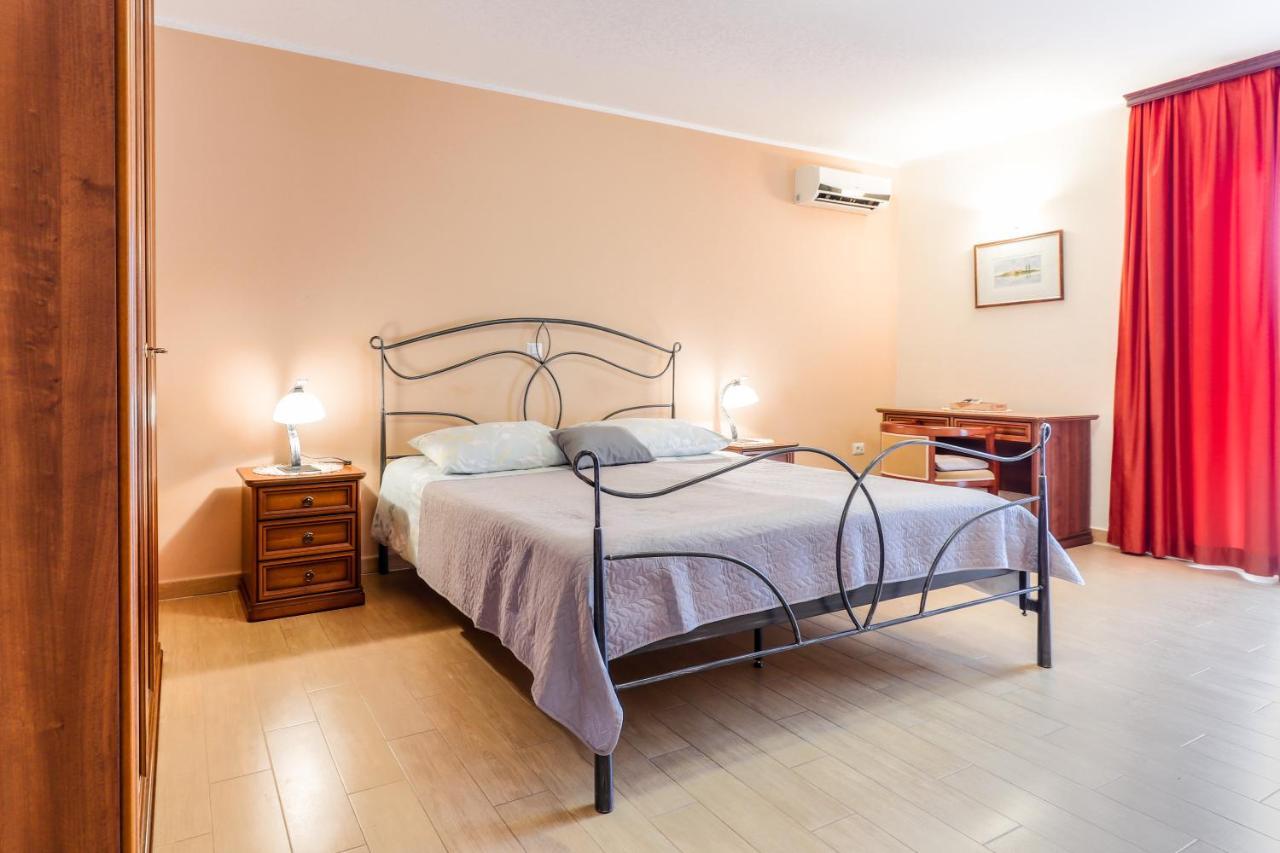 Bed & Breakfast Kastel Žbandaj Exteriör bild