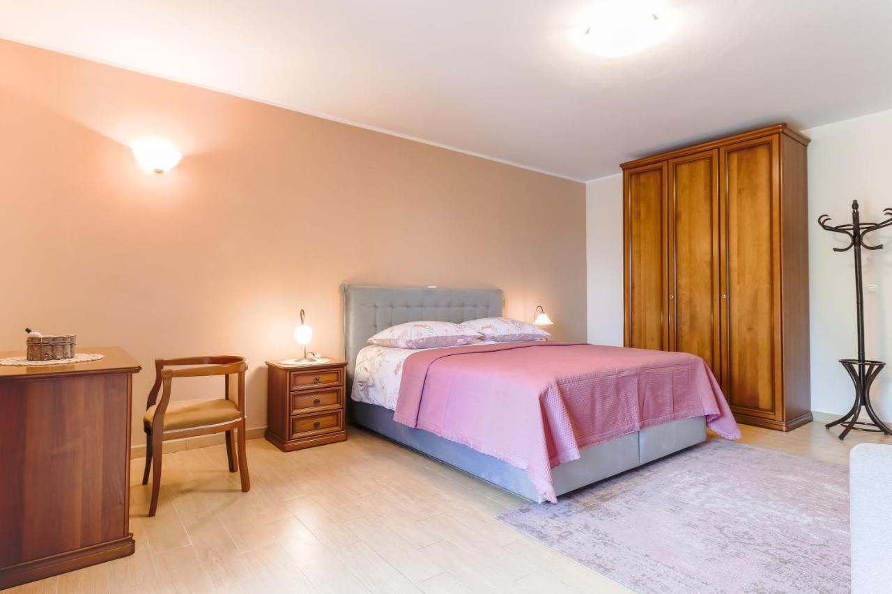 Bed & Breakfast Kastel Žbandaj Exteriör bild